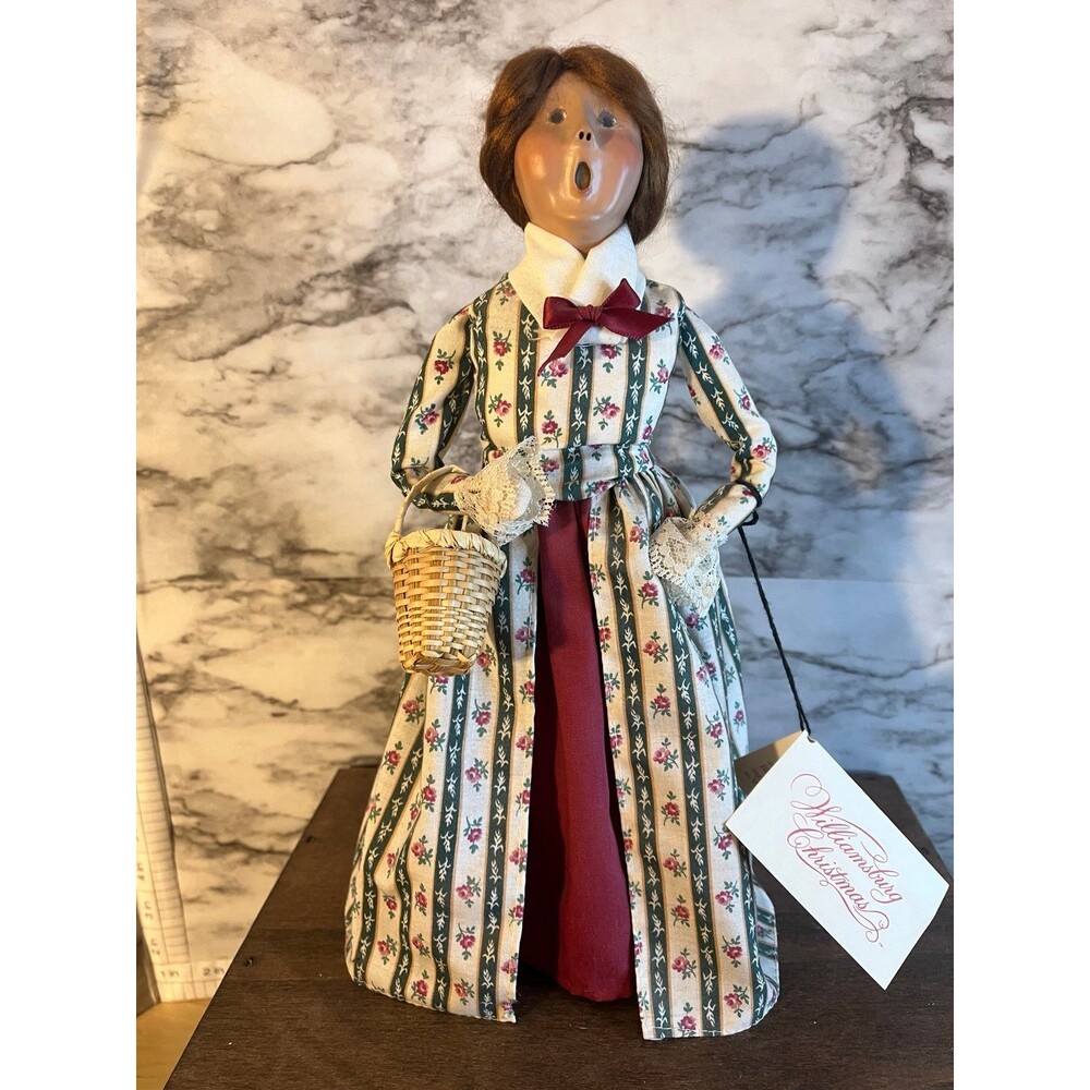 Byers Choice Ltd. The Carolers 2000 Williamsburg Woman Caroler